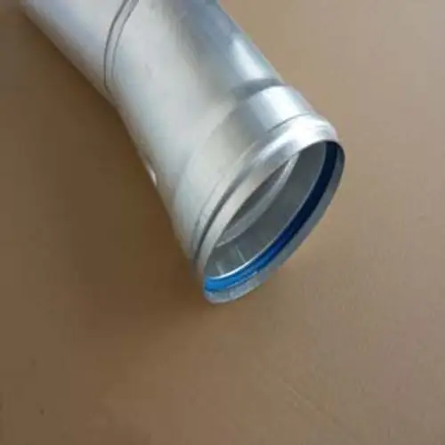 Silbernes Abgasrohr mit glatter Oberfläche und blauer Dichtung. Das Produkt gehört zur Marke Remeha und ist für den Einsatz in Heizsystemen ausgelegt.